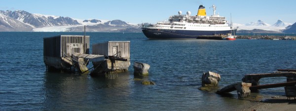 Een cruise schip aan de pier